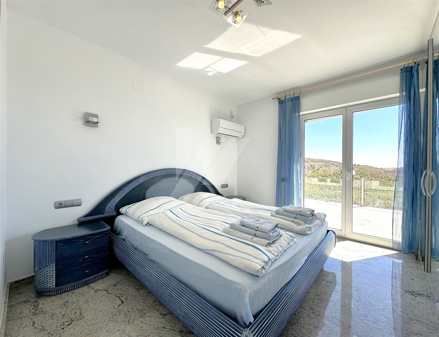 Villa mit Panoramablick auf das Meer zum Verkauf in Moraira, Costa Blanca.