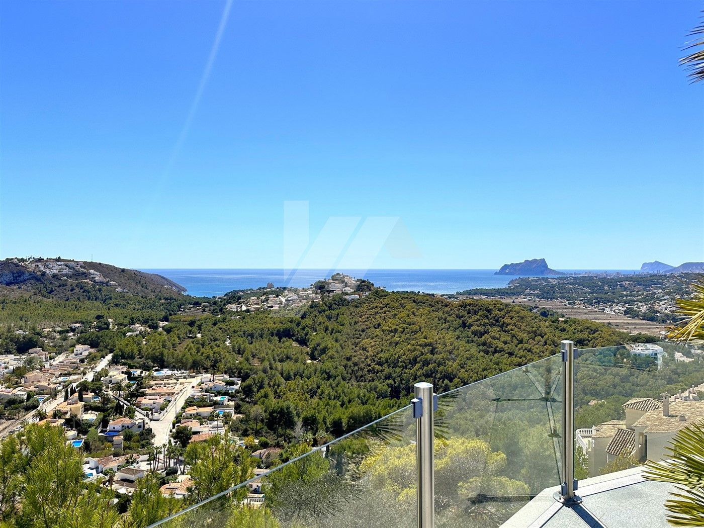 Villa mit Panoramablick auf das Meer zum Verkauf in Moraira, Costa Blanca.