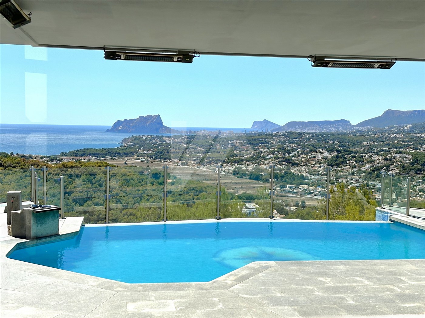 Villa mit Panoramablick auf das Meer zum Verkauf in Moraira, Costa Blanca.