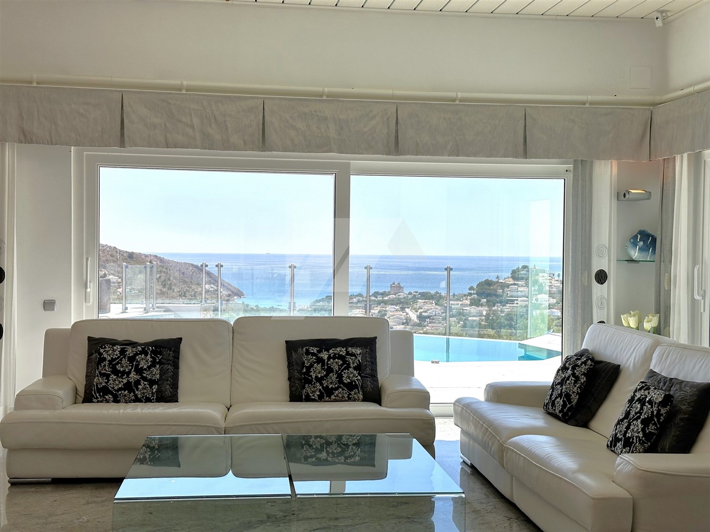 Villa mit Panoramablick auf das Meer zum Verkauf in Moraira, Costa Blanca.