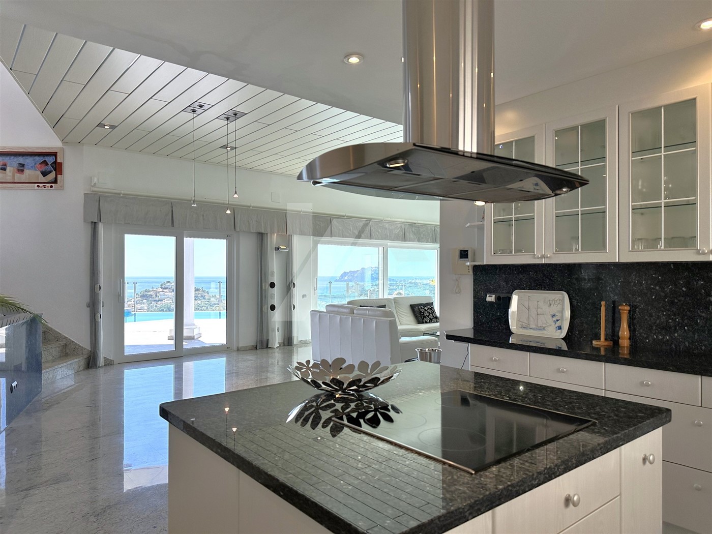 Villa mit Panoramablick auf das Meer zum Verkauf in Moraira, Costa Blanca.
