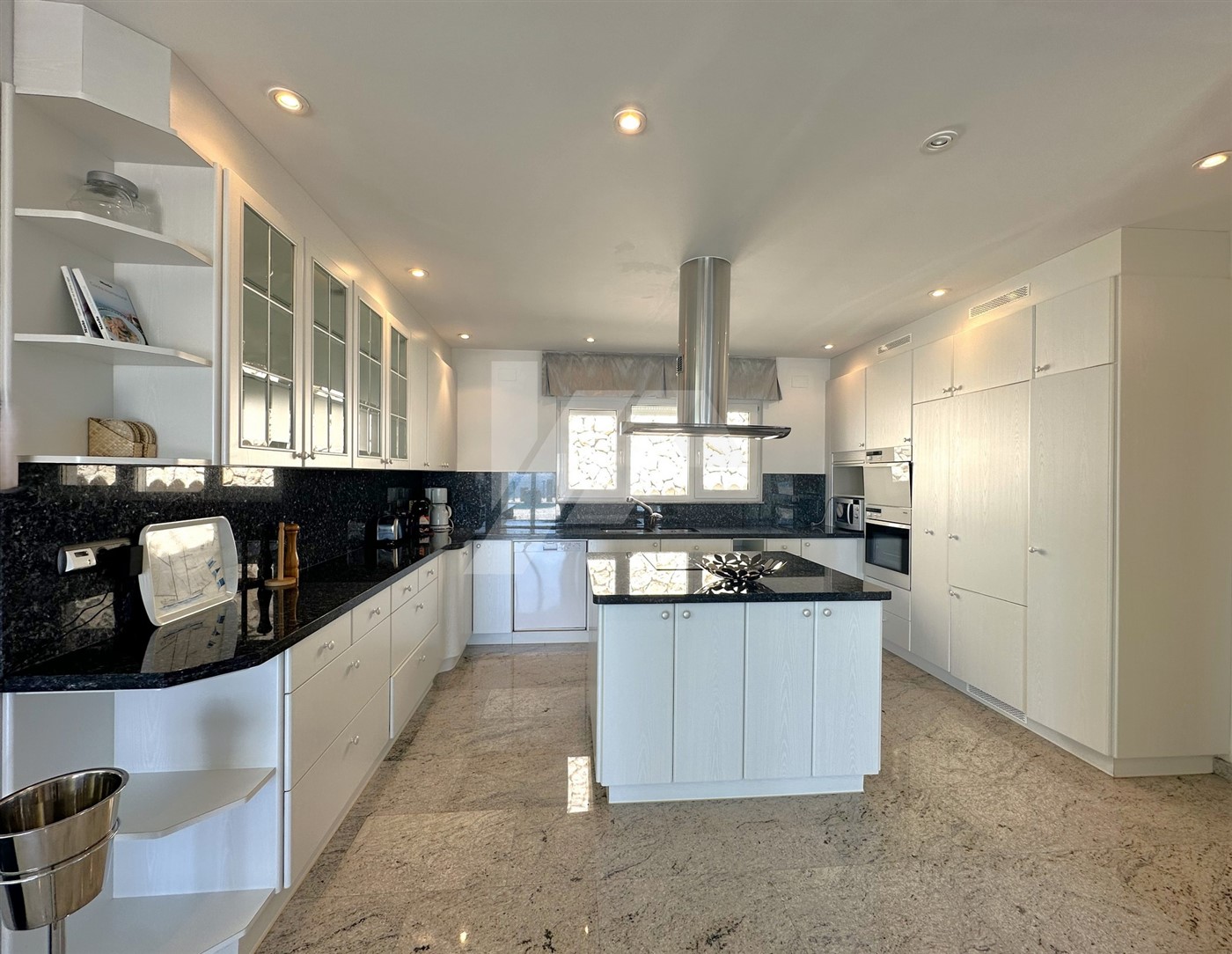 Villa mit Panoramablick auf das Meer zum Verkauf in Moraira, Costa Blanca.