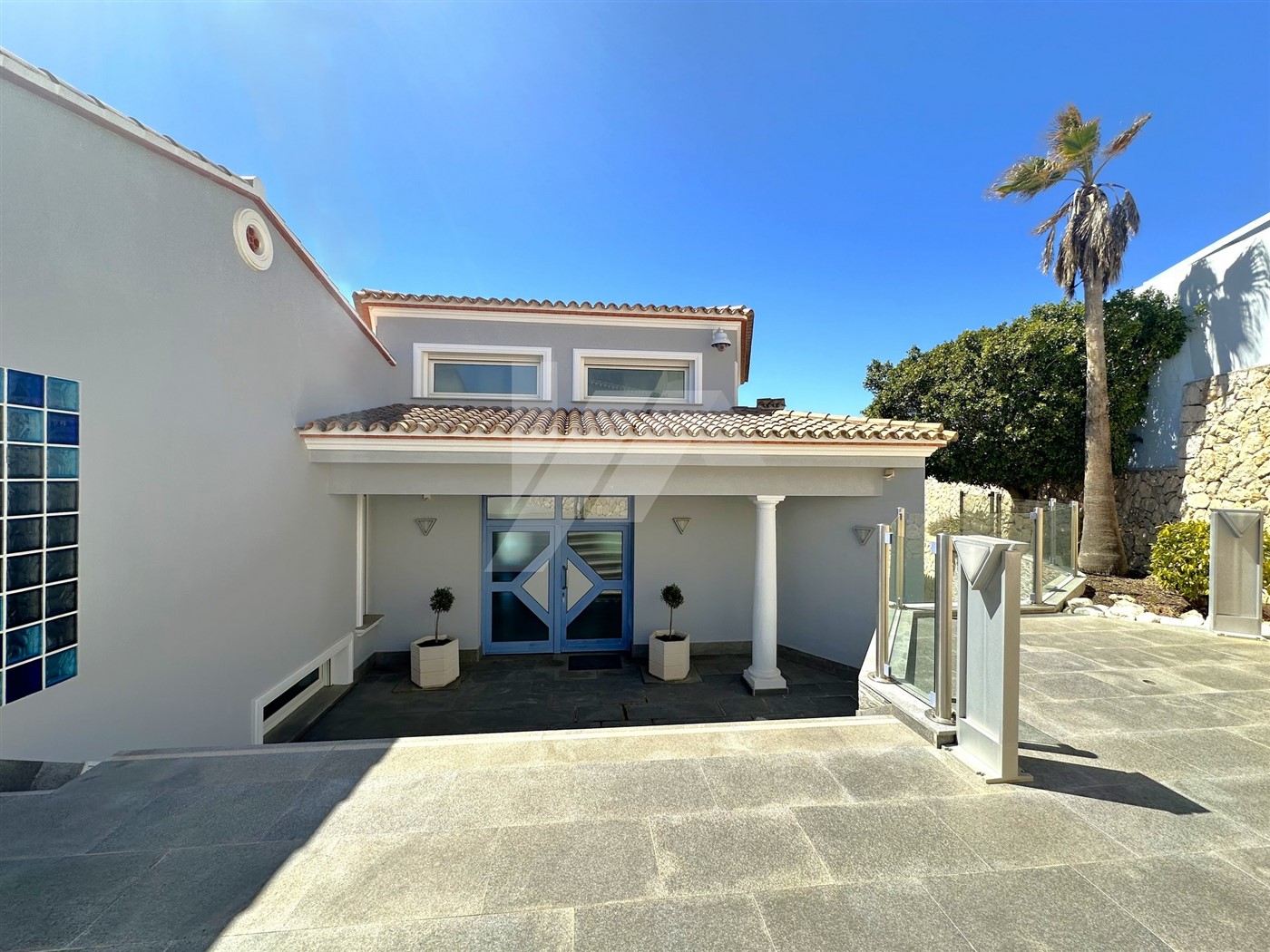Villa mit Panoramablick auf das Meer zum Verkauf in Moraira, Costa Blanca.
