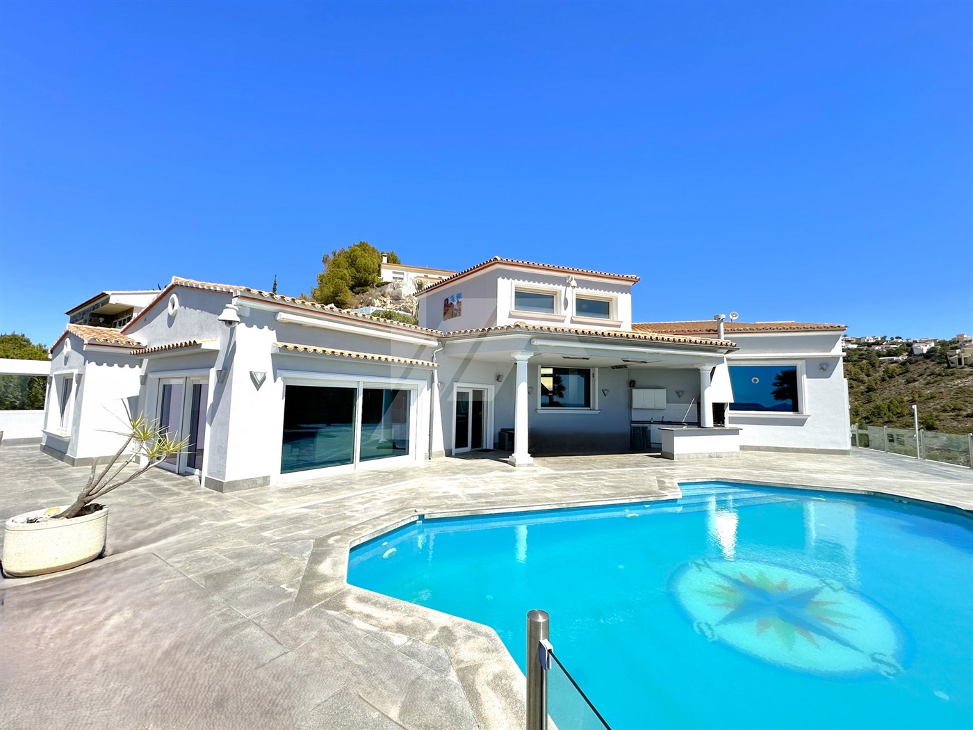 Villa mit Panoramablick auf das Meer zum Verkauf in Moraira, Costa Blanca.