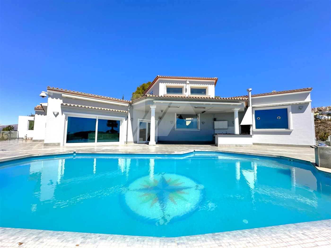 Villa mit Panoramablick auf das Meer zum Verkauf in Moraira, Costa Blanca.