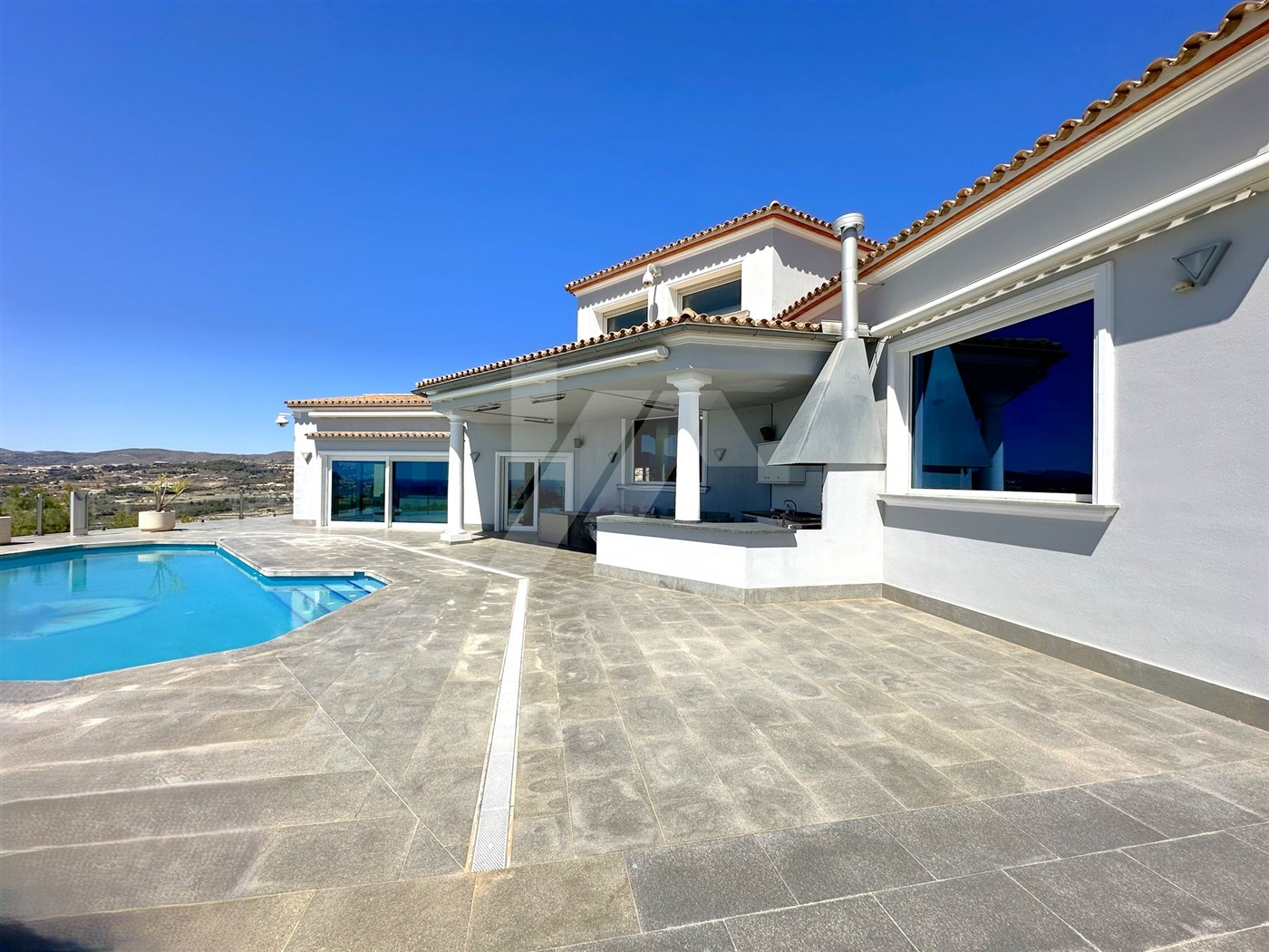 Villa mit Panoramablick auf das Meer zum Verkauf in Moraira, Costa Blanca.