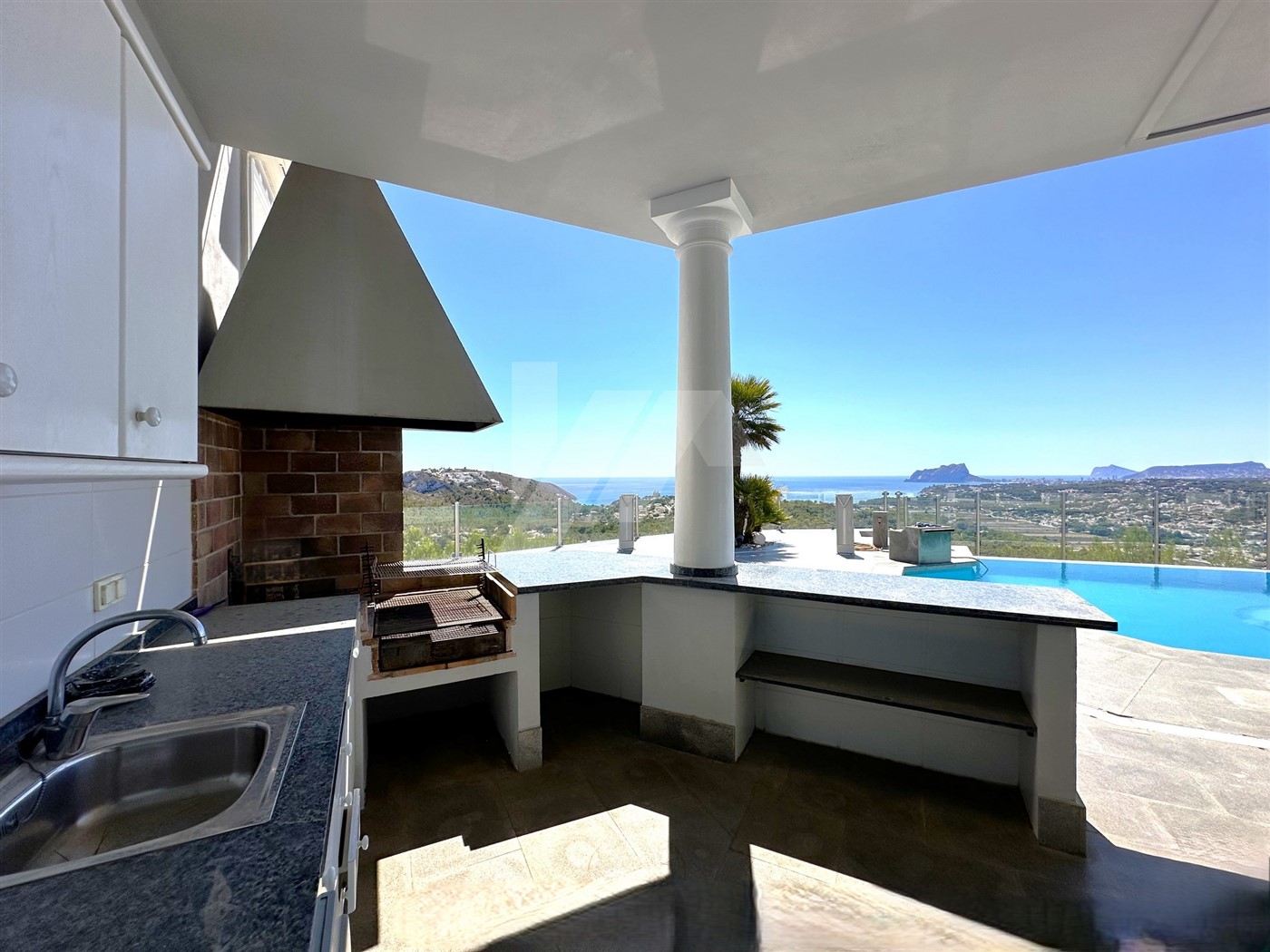 Villa mit Panoramablick auf das Meer zum Verkauf in Moraira, Costa Blanca.