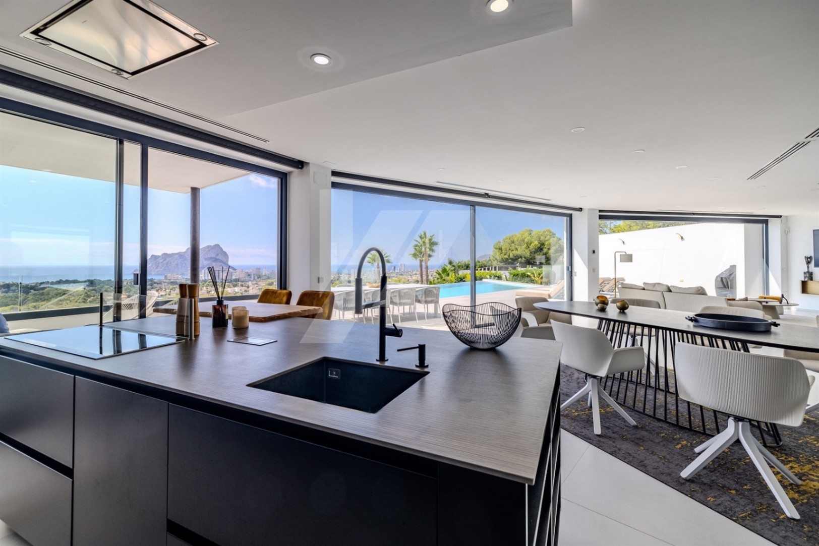 Luxusvilla mit Panoramablick auf das Meer und den ikonischen Peñon de Ifach, Benissa.