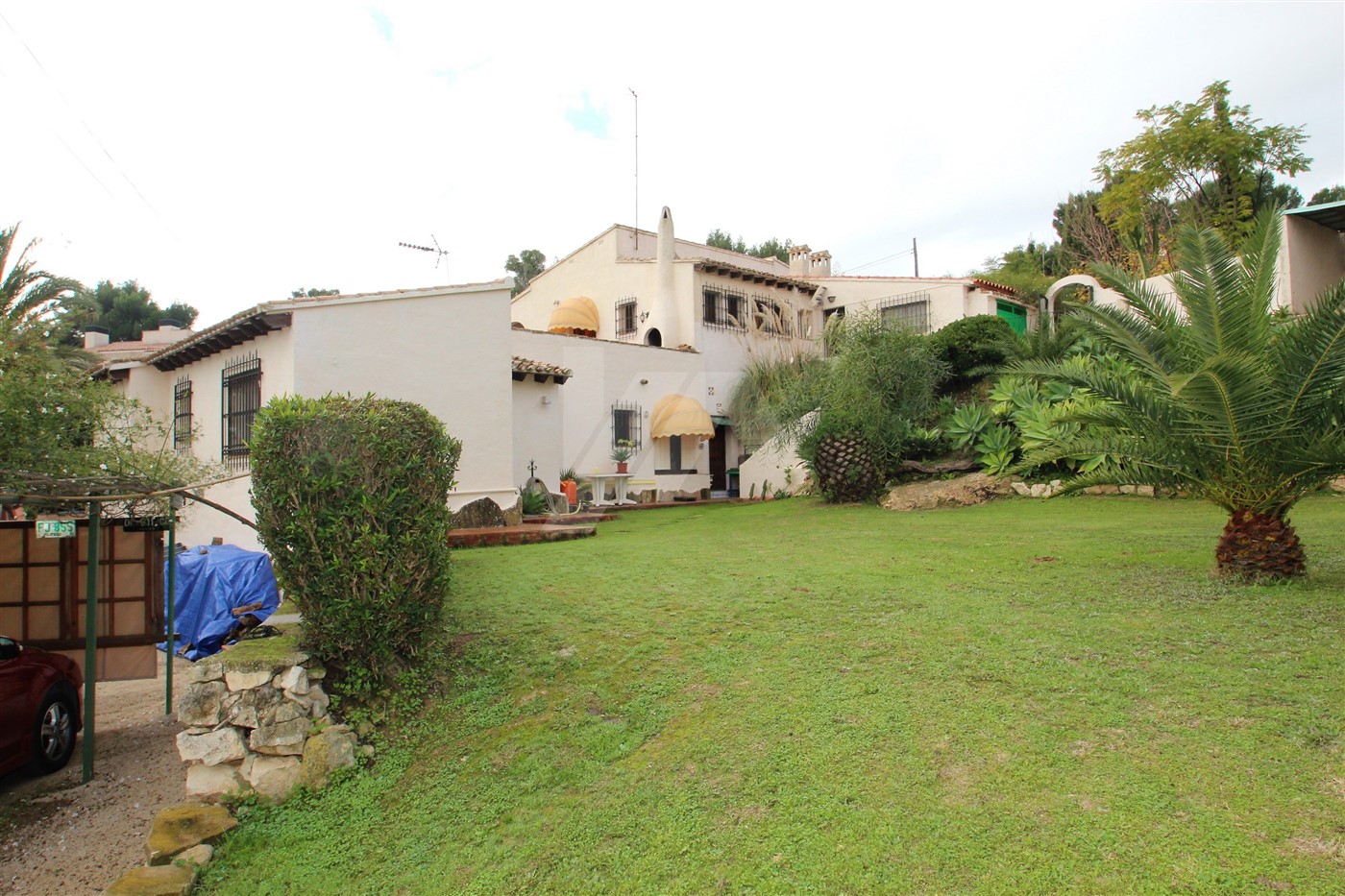 Villa zum Verkauf in Moraira auf einem Doppelgrundstück, nahe an der Stadt.